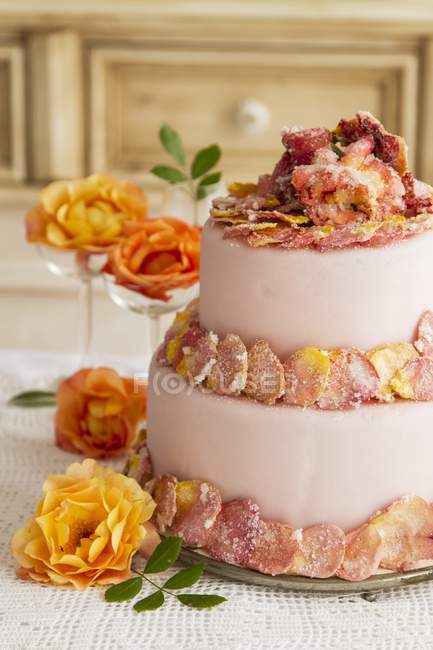 Cake with candied rose petals — Stock Photo