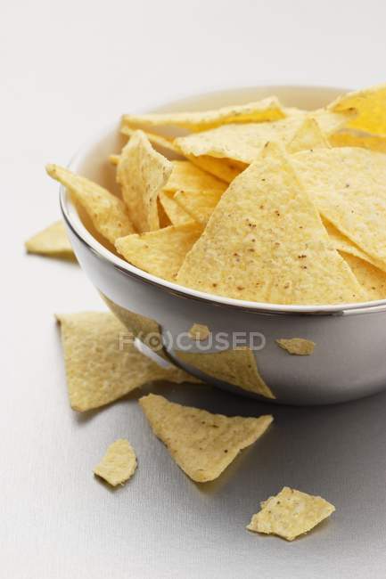 Tortilla chips en tazón - foto de stock