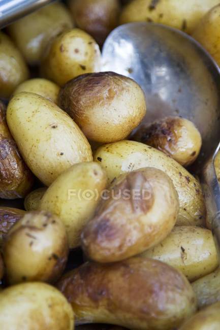 Roasted unpeeled potatoes — Stock Photo