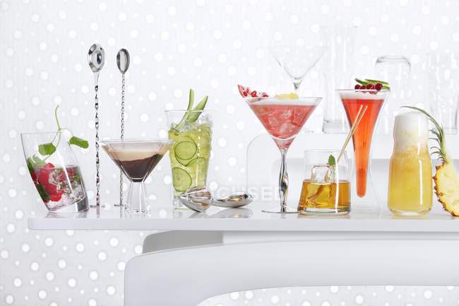 Cocktail diversi su un tavolo da bar — Foto stock