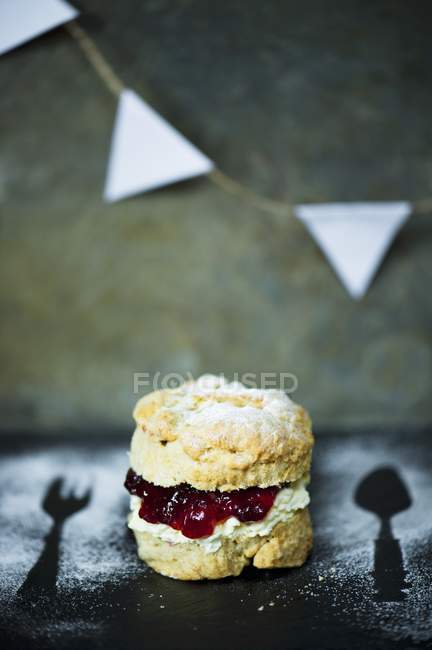 Scone with jam and cloted cream — Stock Photo