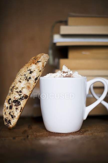 Taza de chocolate caliente con biscotti - foto de stock
