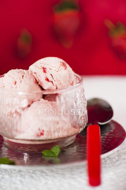 Scoop di gelato alla fragola — Foto stock