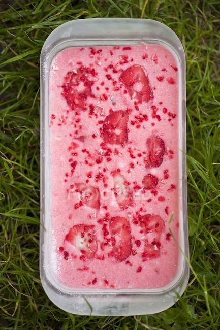 Strawberry ice cream in pan — Stock Photo