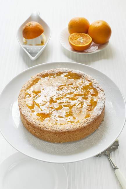Gâteau orange sur le stand de gâteau — Photo de stock