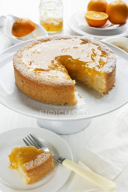 Orange cake and fresh oranges — Stock Photo