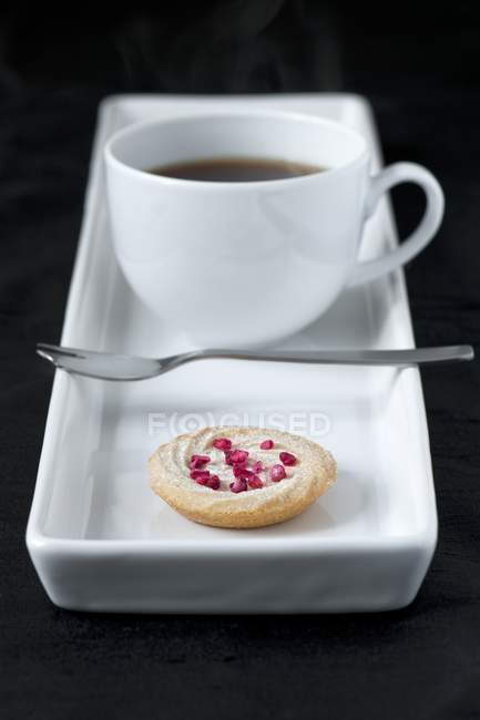 Cup of coffee with biscuit — Stock Photo