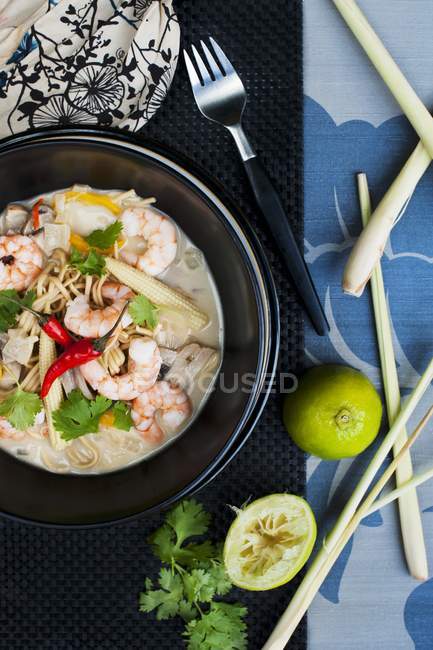 Тайский суп с лапшой — стоковое фото