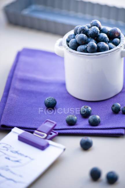 Blueberries in a bowl with shooping list — Stock Photo