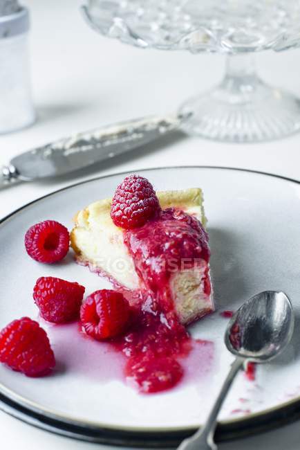 Slice of rasberry cheesecake — Stock Photo