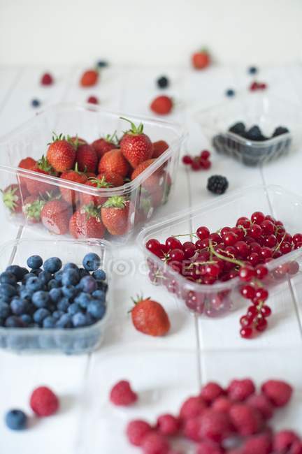 Літні ягоди в пластиковій тарі — стокове фото