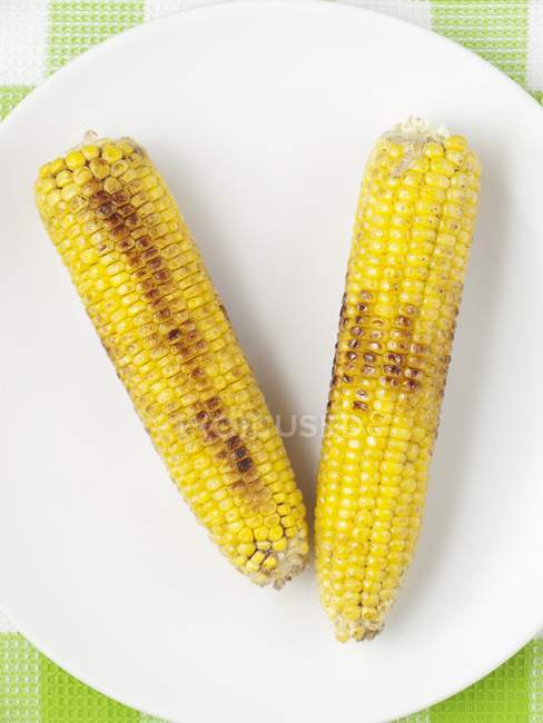 Dos mazorcas de maíz asadas - foto de stock