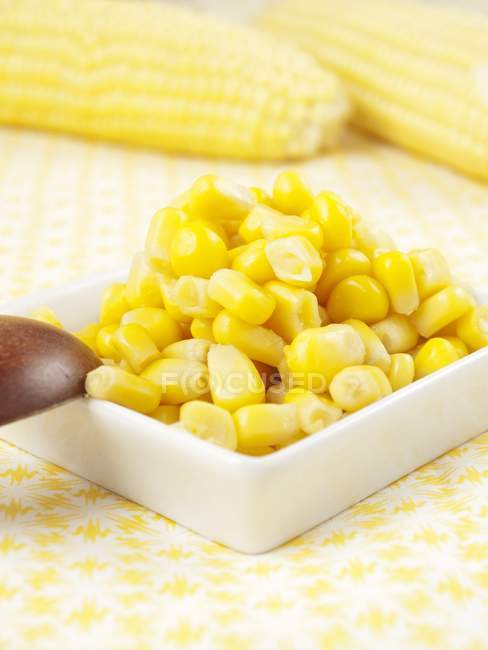Сладкая кукуруза в маленьком блюде — стоковое фото