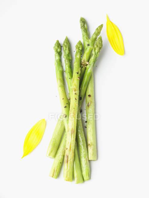 Grilled green asparagus — Stock Photo