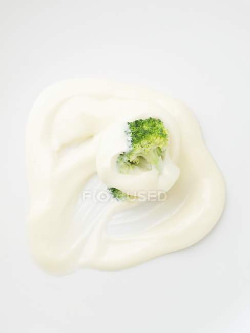Gekochter Brokkoli mit Mayonnaise auf weißer Oberfläche — Stockfoto