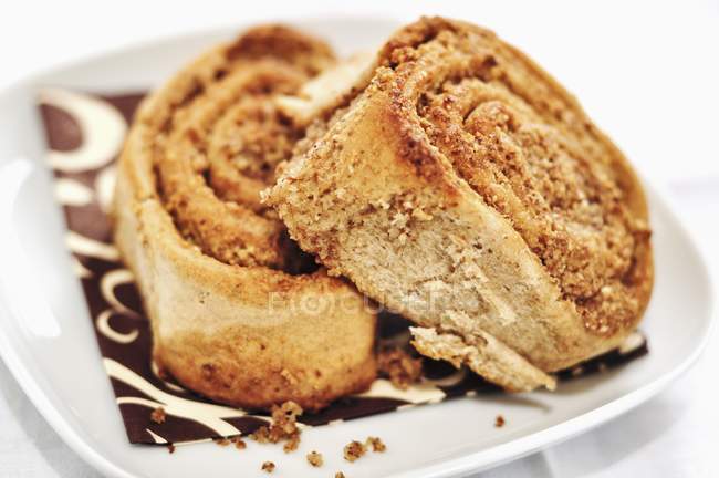 Closeup view of cinnamon Danish pastry on plate — Stock Photo