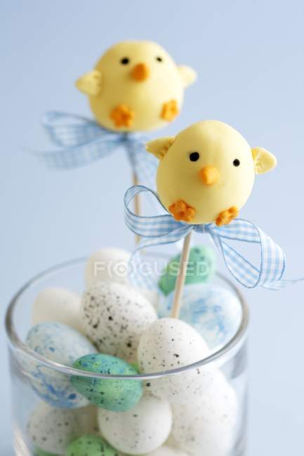 Easter chick cake pops — Stock Photo