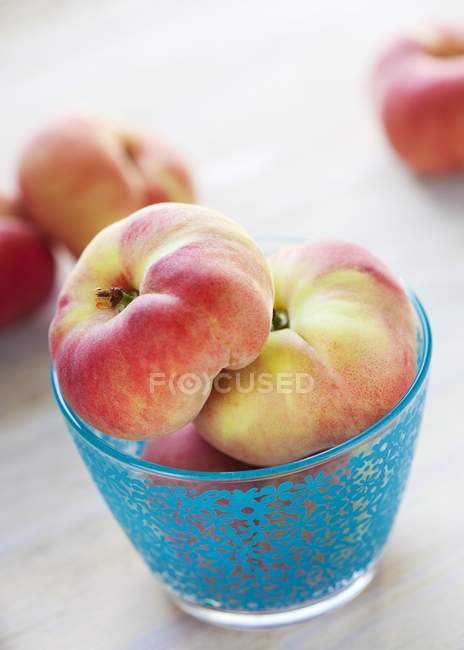 Fresh Saturn Peaches in glass — Stock Photo