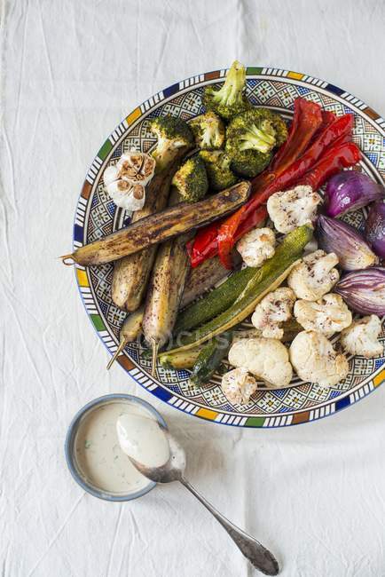 Barbecued vegetables with a dip made of tahini and sumak — Stock Photo