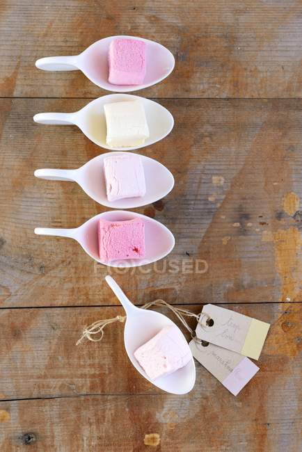 Row of marshmallows in spoons — Stock Photo