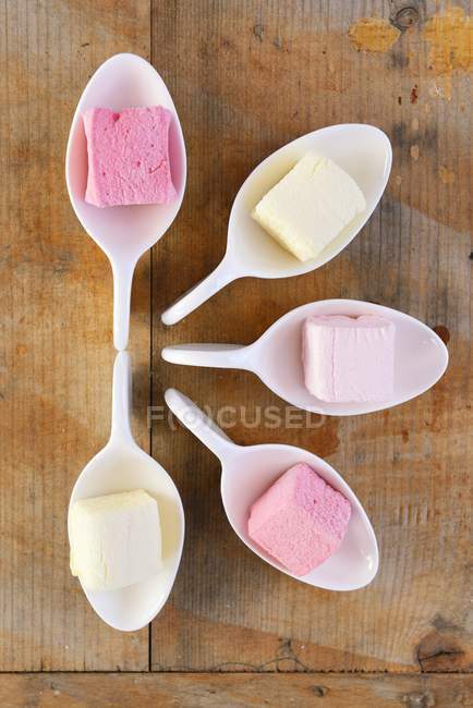 Colourful marshmallows in spoons — Stock Photo