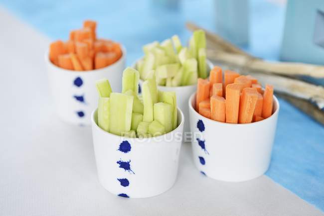 Concombres et bâtonnets de carottes — Photo de stock