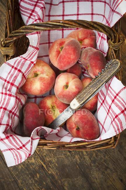 Basket of vineyard peaches — Stock Photo