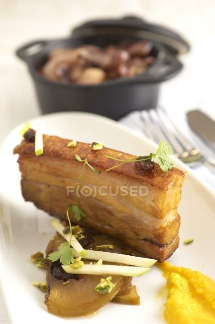 Fried pork belly with sauted shallots — Stock Photo