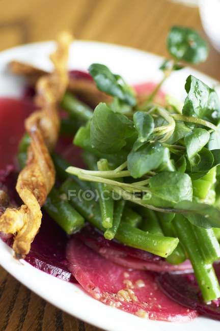 Салат из свеклы с зеленой фасолью и водяной кресс — стоковое фото
