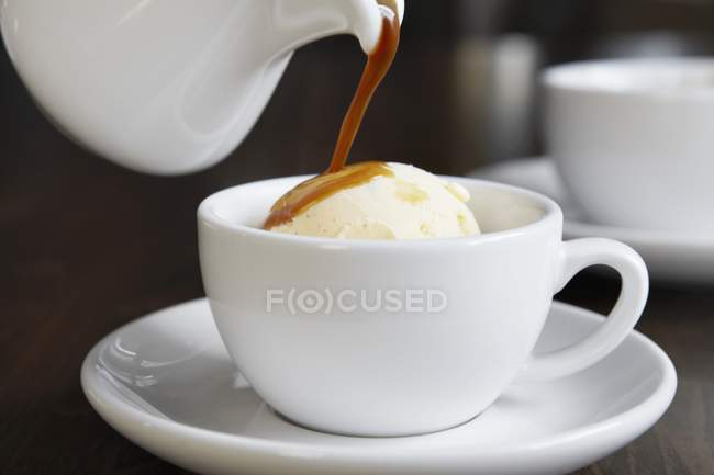 Эспрессо с ванильным мороженым — стоковое фото