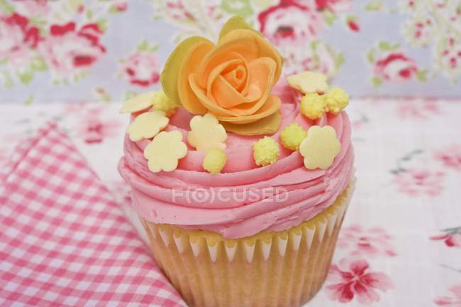 Rosa Cupcake mit Rose — Stockfoto