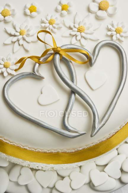 Свадебный торт с серебряными сердцами — стоковое фото