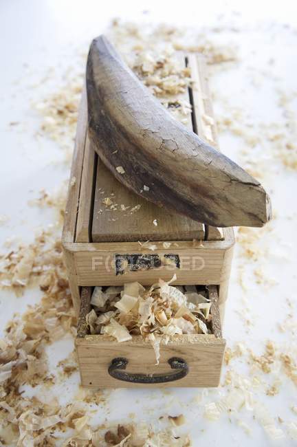 Vista close-up de flocos de Bonito em um ralador de madeira — Fotografia de Stock