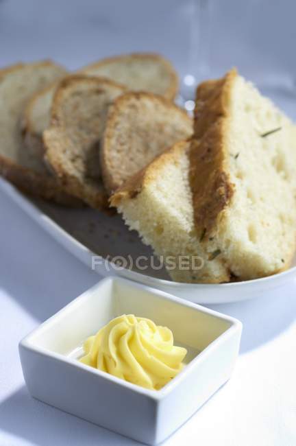 Кусочки хлеба на тарелке — стоковое фото