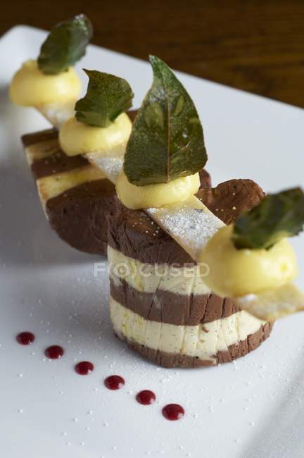 Vista close-up de tortas de chocolate cheio de creme de baunilha — Fotografia de Stock