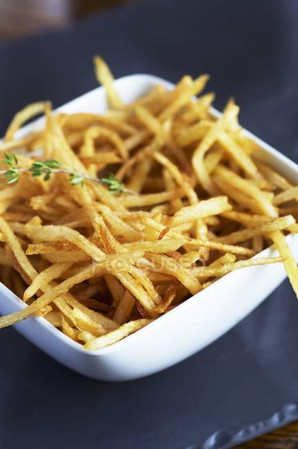 Картофельные чипсы с чабрецом — стоковое фото