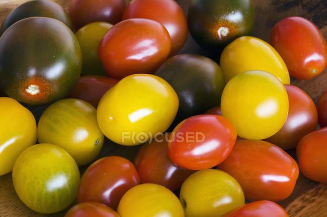 Tomates cerises colorées — Photo de stock
