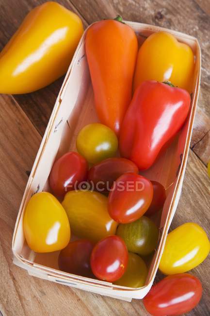 Tomates y pimientos amarillos y rojos - foto de stock