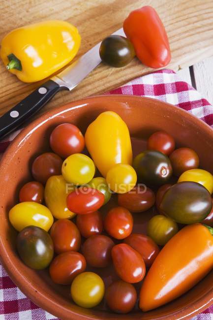 Tomates y pimientos cherry - foto de stock