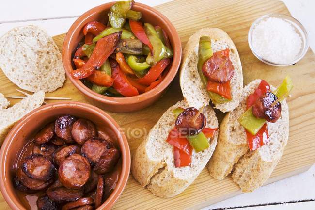 Peperoni con chorizo e pane — Foto stock