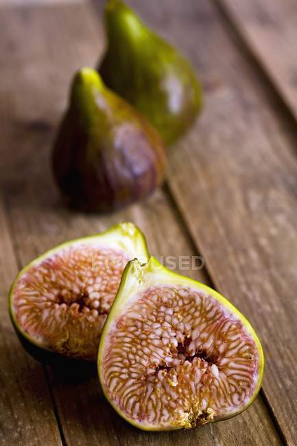 Fresh figs with halves — Stock Photo