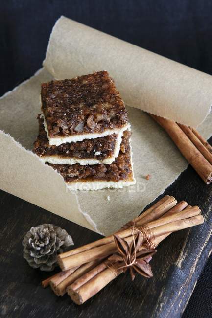Walnut cake and cinnamon sticks — Stock Photo