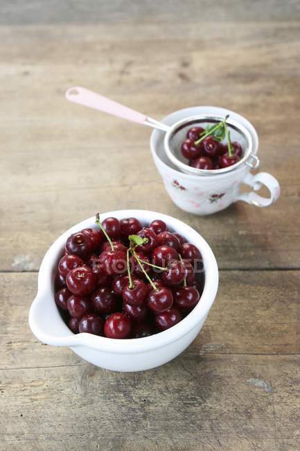 Fresh cherries in bowl — Stock Photo