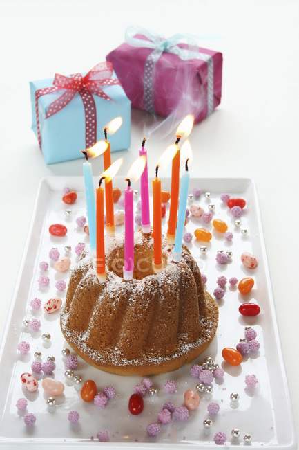 Gâteau d'anniversaire avec bougies allumées — Photo de stock