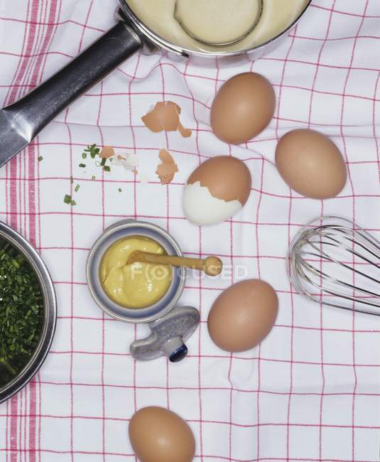Draufsicht auf Mayonnaise-Zutaten auf einem Geschirrtuch — Stockfoto