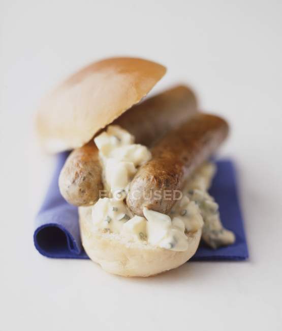 Rotolo di pane con salsicce di salsiccia bratwurst — Foto stock