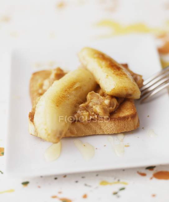 Bananen auf Toast über Teller — Stockfoto