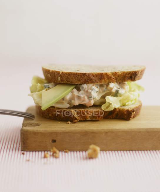 Сэндвич с авокадо и яйцом — стоковое фото