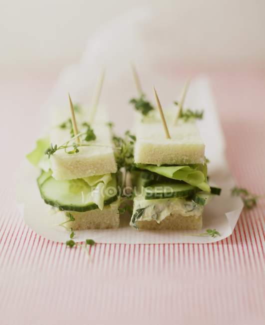 Mini sándwiches de pepino - foto de stock