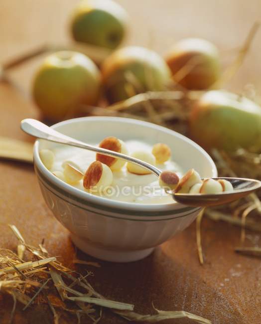 Яблочный йогурт в миске — стоковое фото